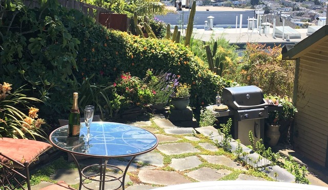 Relaxing Home with Sweeping Views, Chef's Kitchen and Hot Tub in Center of SF