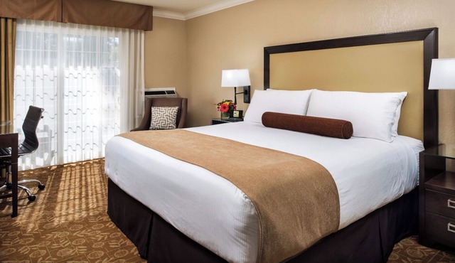 Relaxing Unit Near Stanford with Outdoor Heated Pool & Free Parking