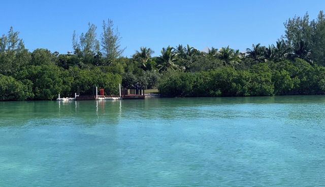 Remote Beachfront Treasure 4-bedroom villa WiFi and AC on Windermere Eleuthera in Central Eleuthera