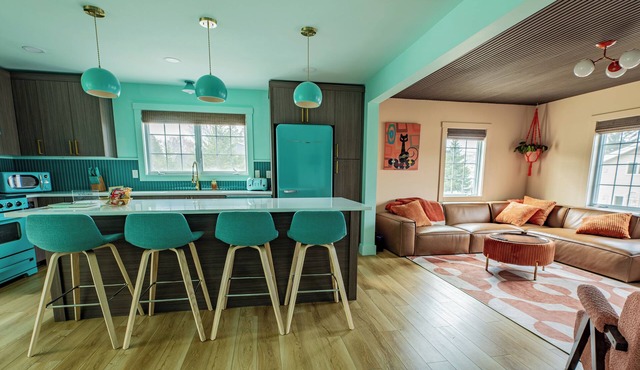 Renovated Retro 3BR Getaway - Hot Tub & Trail Access