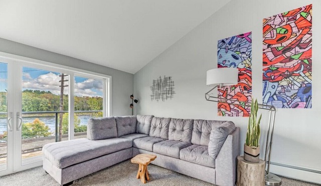 Renovated Riverfront 4 BD | Sleeps 8 | Parking