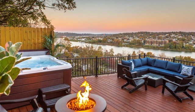 Rhythm&Views- Hillside home in Mount Adams with Hot Tub and River Views