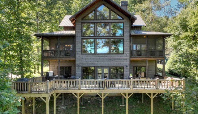 River Bend Lodge overlooking Coosawattee River