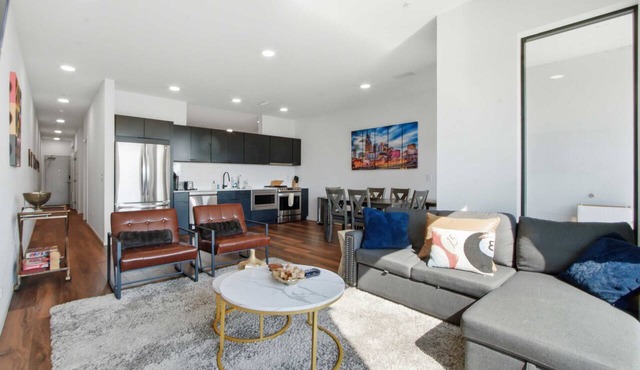 Riverfront condo with a furnished balcony - downtown, fast WiFi & central AC
