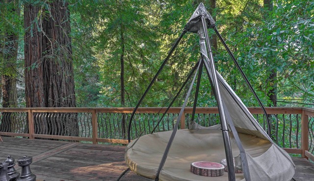 Riverfront Cottage in Redwoods w/Decks + Beach!