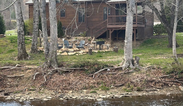 Riverfront Escape: Fire Pit, private hot tub, river fun, sleeps 6