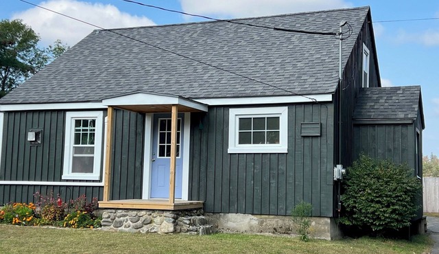 Riverfront House in Brewer. Perfect location for the traveling professional.