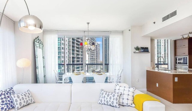 Riverwalk Access | Open-Concept Brickell Stay