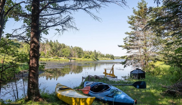 Romantic lakefront cottage minutes from ocean beach and downtown Halifax in Eastern Passage