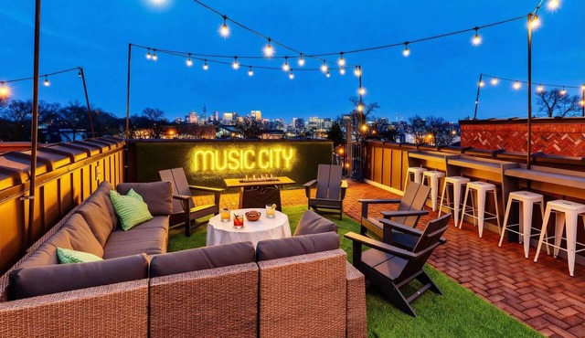 Rooftop deck, game room & karaoke garage house, sleeps 12 near downtown
