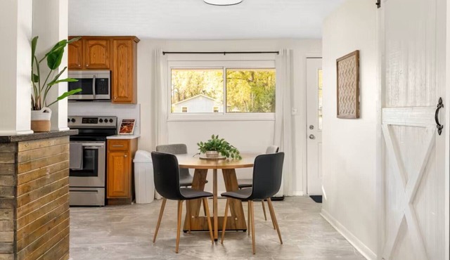 Rosehill Rise - 3BR 2BA Ranch Backyard Entire Home