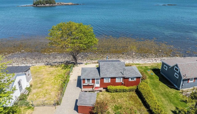 Ruby Cottage on the shores of Sandy River Beach