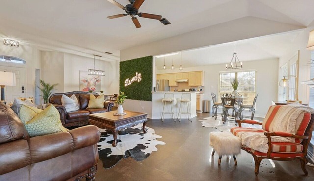 Rustic Aggie: 9 Min to Kyle Field + Pet-Friendly