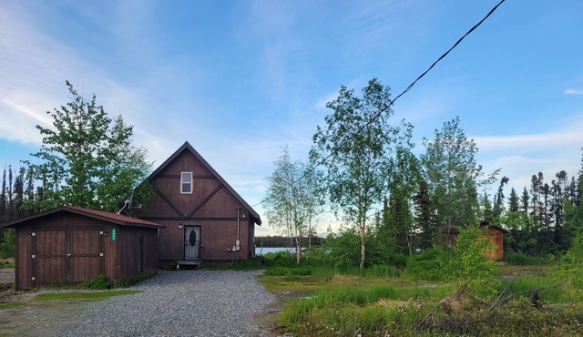 Rustic house on small lake with beautiful mountain views