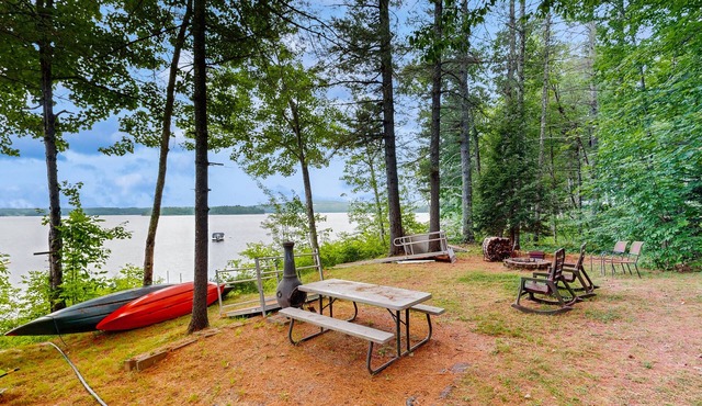 Rustic lakefront cabin w/gas grill, firepit, kayaks, one canoe, A/C - 2 dogs OK