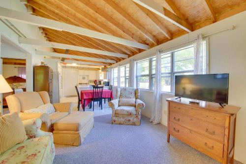 Rustic Retreat Across from Lake; Family Friendly!