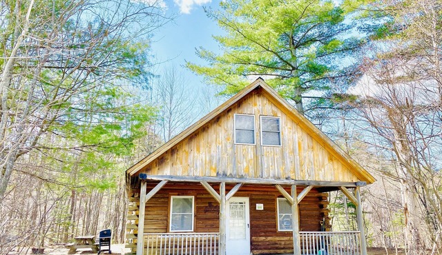 Rustic riverfront cabin- 15 minutes from the Cog Railway and Crawford Notch.