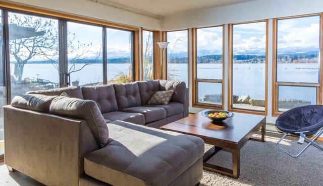 Rustic Waterfront Cottage in Courtenay