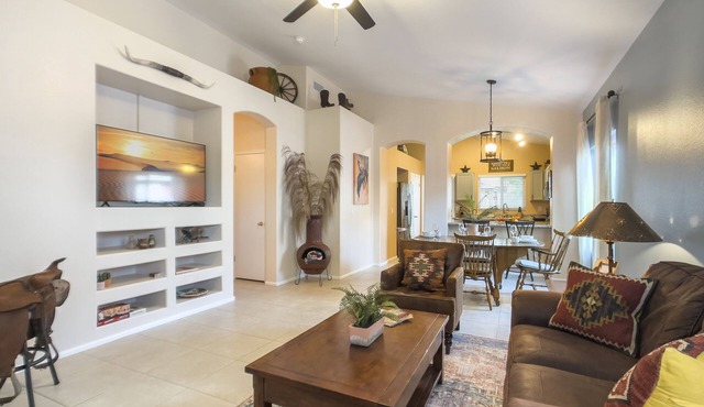 Saddle In & Kick Back: Old West Charmer w/King Bed and Putting Green