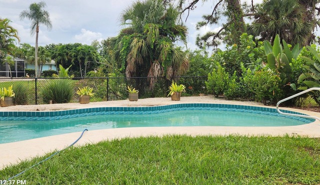 Seahorse Pool Hideaway 3.5 M to Nokomis Beach