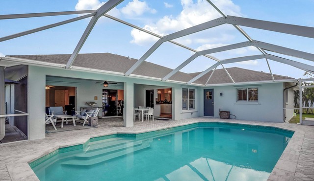 SEASIDE COTTAGE - Southern fenced yard, tropical fruit trees, pool, contemporary
