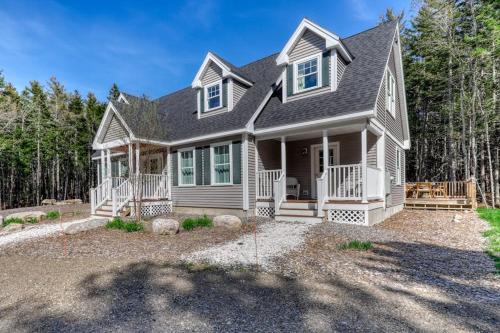 Secluded Dog-Friendly Getaway w/Free WiFi, Private Washer/Dryer, Furnished Deck