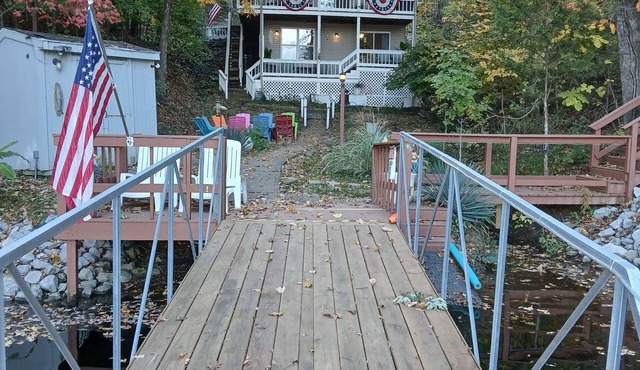 Secluded Lakefront, private dock, kayaks, paddle board, couples & family retreat