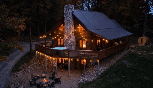 Secluded w/View! Hot tub! Sauna! Sleeps 14!