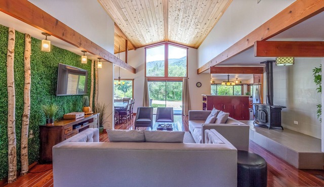 Sequoia River House - 2 Decks on the River, close to SNP, 7 acres