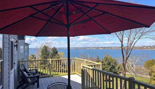 Serene cottage with a spectacular view on charming Bailey Island.