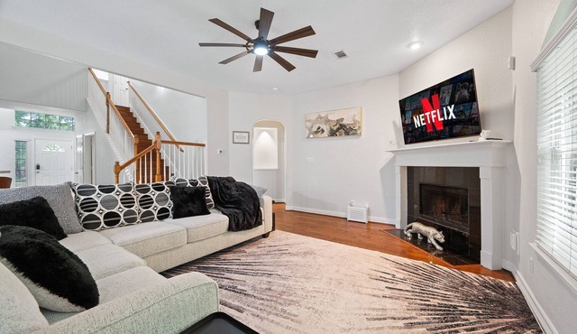 Serenity of Spring, TX & The Woodlands - Modern 4BR Furnished Home