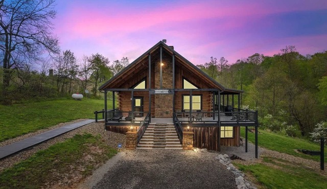 Serenity Ridge: Scenic Luxury Log Estate Getaway