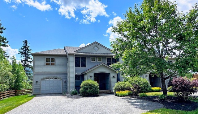 SH1 Spacious Bretton Woods Retreat with AC, Stunning Views and attached garage