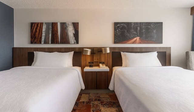 Shopping and Dining in Downtown Oakland! 2 Comfortable Units, Onsite Parking