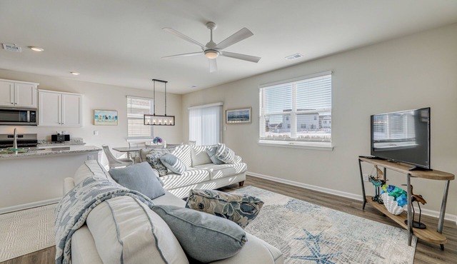 Shuttle to the Beach! Spacious Home in Millville