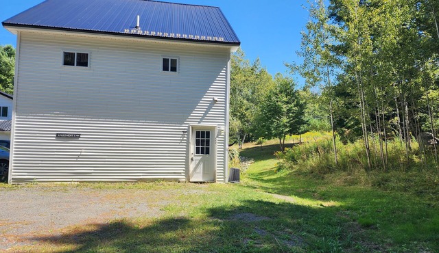 Simple, pet-friendly 2-bedroom apartment close to downtown and Umaine