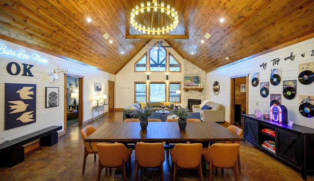 Single Level Private Lake Retreat! Sleeps 14 Hot Tub