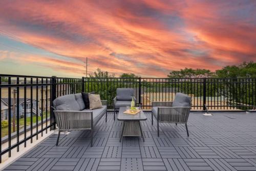 Skyline Luxury - Rooftop Deck- King Suites-Garage