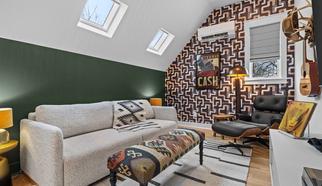 Skylit Guest House, Walkable East Nash