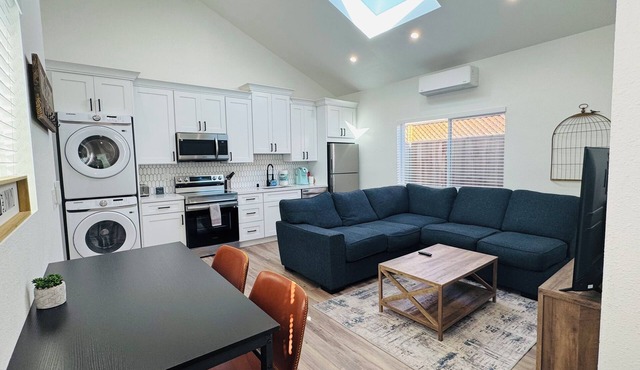 Sleek & Comfy ~ New ~ Near Shops & Cafes Entire 2BD/1BA Guesthouse