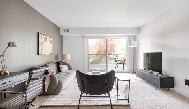 Sleek Menlo Park 2BR w/Pool, W/D, Gym, near 82, 101, 280, by Blueground