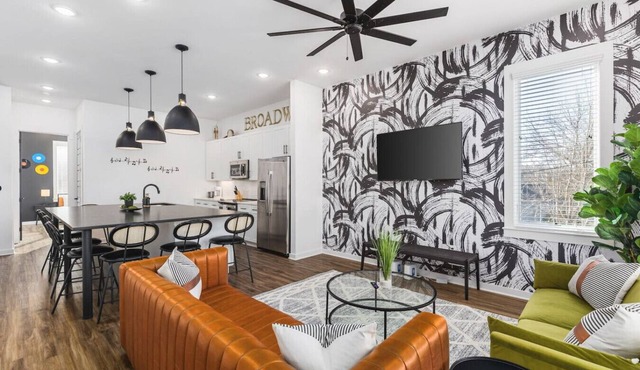Sleeps 24, TWO Adjacent Homes - Only 3 miles to Broadway