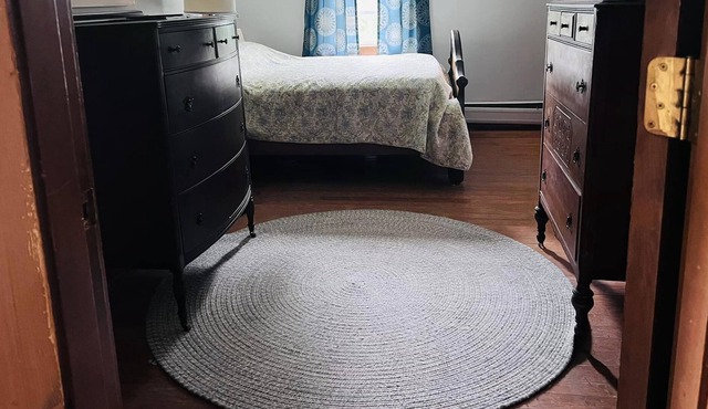 Sober vacation rooms and single beds available in spacious House in Maine.