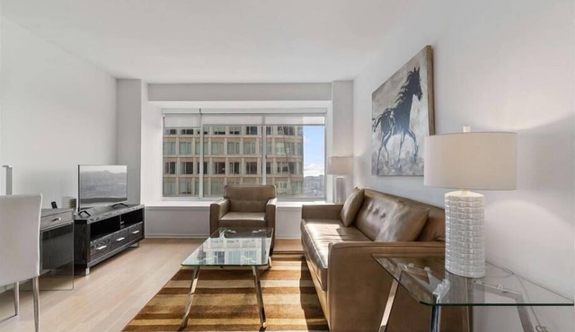SoMa 1 BR | Desk + Wi-Fi | Outdoor Lap Pool
