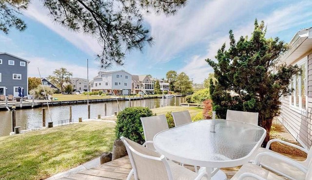 South Bethany bay-view home with dock, deck, kayaks, & bikes