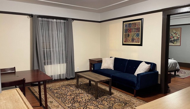 Spacious 1-bedroom in Oakland with AC