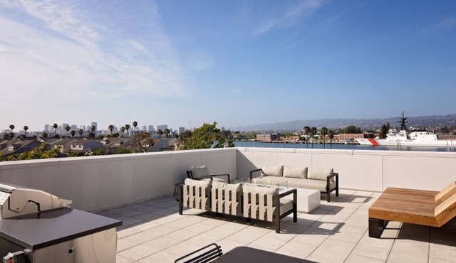 Spacious 1BR Condo with Pool in Alameda