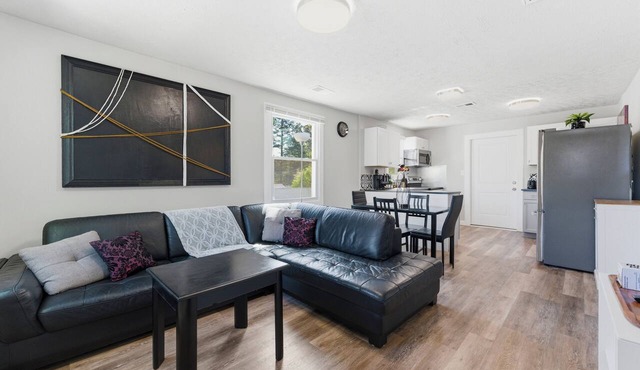Spacious 2BR Lounge Near Downtown Atlanta & Airport Free Parking + W/D