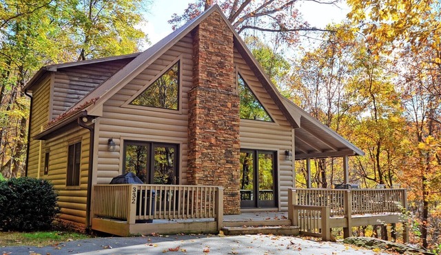 Spacious 3-bedroom cabin in West Jefferson, NC with game room and cozy fireplace.