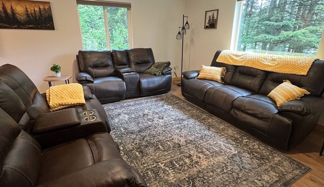 Spacious 3‑BR Apartment in Seward - Harbor & Glacier Access